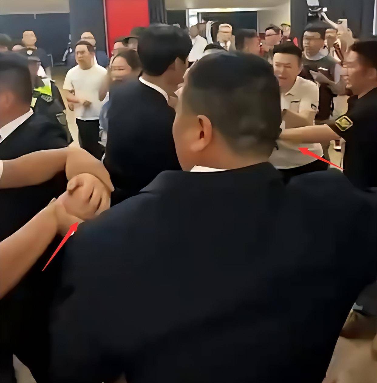 裁判决策引发球迷热议，比赛风波不断