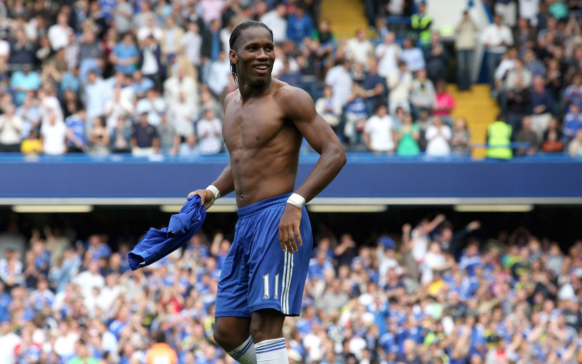 Uzi重返赛场,表现优异首场状态出色,FPX观众沸腾!气势如虹延续