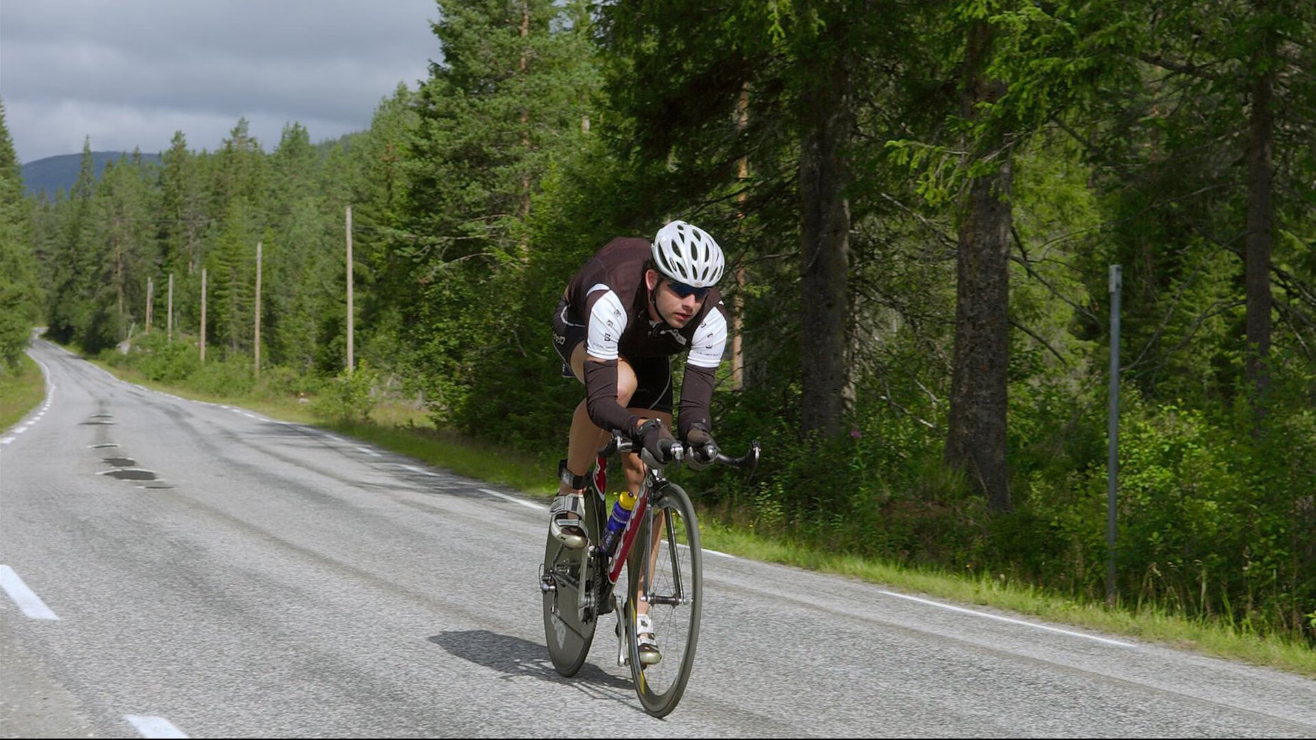 德布劳内焦点对战,费德勒与80激战TL分钟,重返赛场胜负难料!赢得满堂喝彩